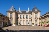Bordeaux. Musée des Arts Décoratifs.<br> Sur la cour, l'hôtel en pierre blanche présente une façade à trois niveaux : un rez-de-chaussée légèrement surélevé, un premier étage, un étage de combles établi sous un haut toit « à la française » à deux versants et croupes d'ardoises.
Le rythme est donné par les deux extrémités latérales en avant-corps formant pavillons où sont logés les deux escaliers qui encadrent symétriquement les cinq travées centrales. 
La décoration, très sobre au centre, est plus élégante et abondante sur les deux pavillons : chaînes d'angle à refends, frontons triangulaires à denticules et guirlandes de feuilles de chêne retenues par des nœuds de ruban plissé encadrées par deux consoles à imbrications terminées par un effet de passementerie.
Les deux portes d'entrée, placées sur les façades internes des pavillons, sont désaxées par rapport à la porte cochère et donc invisibles de la rue. On y accède par un perron de deux marches qui se présente, dans un effet théâtral propre au 18e siècle, comme une scène. L'entrée principale, constituée du vestibule et de l'escalier d'honneur, n'est pas dans l'axe de la porte cochère mais rejetée dans le pavillon latéral droit (le gauche abritant une entrée secondaire et l'escalier de service). Le corps de logis principal peut ainsi être réservé, sur la cour, à une vaste salle à manger et, sur le jardin, à une série de salons en enfilade.
