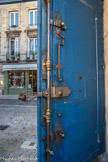 Bordeaux. Musée des Arts Décoratifs.<br> L'entrée dans la cour pavée se fait par une porte cochère à deux vantaux, garnie d'un lourd heurtoir en boucle sur platine découpée et d'un riche ensemble de serrurerie encore en place