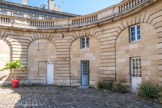 Bordeaux. Musée des Arts Décoratifs.<br>  La grande arcade cintrée donnait accès aux écuries et aux remises à carrosses.