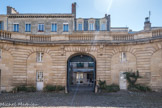 Bordeaux. Musée des Arts Décoratifs.<br> Cette cour est inscrite dans une demi-lune pour faciliter la manœuvre des carrosses.<br>
Le musée des Arts décoratifs et du Design de Bordeaux est installé dans un hôtel particulier, l'hôtel de Lalande, construit en 1779 