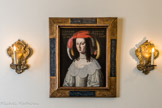 Musée des Arts Décoratifs. Le vestibule.<br> Deux plaques de lumière à une branche, au décor rocaille en laiton repoussé, de la première moitié du XVIIIe siècle.
Portrait de Jeanne de Baritault, Dame de Terre- fort, 1648, attribué à Guy François, XVIIe siècle.
Fille unique de Raymond de Baritault, écuyer et seigneur de Terrefort et de Roscan et de Jeanne de Quineure, elle est née à Saint-Macaire en 1619 et mourut à Bordeaux en 1679 ; elle épouse en premières noces Jacques de Fayet puis, en 1643, Jean de Gueysierre, écuyer et conseiller à la Cour des Aides à qui elle apporte en dot Terrefort. Sa bouche cerise et les mouches savamment posées sur son visage rehaussent l’éclat de son visage régulier ; s’y ajoute la grande légèreté de ses boucles, de la dentelle du col et de l’extraordinaire coiffure faite de petites plumes multicolores.