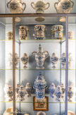 Musée des Arts Décoratifs. Deuxième antichambre.<br> Série de pots d’apothicairerie et de tabac qui proviennent des manufactures bordelaises de Hustin et après l’expiration du privilège royal dont bénéficia ce dernier pendant 50 ans, de Boyer. En effet, les pots de pharmacie constituaient, à Bordeaux comme ailleurs, une part importante de la production faïencière au XVIIIème siècle.