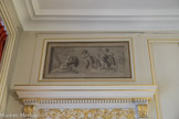 Musée des Arts Décoratifs. Salon de compagnie<br> Dessus-de-porte, trompe-l’œil peints en grisaille d’un style très néo-classique.