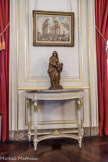Musée des Arts Décoratifs. Salon de compagnie<br> Les deux consoles néoclassiques, dont le marbre brèche est assorti à celui de la cheminée, font partie du mobilier d’origine de l’hôtel, sans doute dessinées, comme les lambris, par l’architecte bordelais du bâtiment, Etienne Laclotte. sur la console, La religion voilée. Au-dessus,une aquarelle de Joseph Basire, signée et datée J.Basire 1796, Les Piliers de Tutelle, forum datant de la même époque. Il s’agit ici d’une reconstitution faite par l’artiste. En effet, ces vestiges anciens avaient été rasés un siècle auparavant, sous Louis XIV, pour permettre l’agrandissement par Vauban de la forteresse du Château Trompette, édifiée au XVème siècle par le roi Charles VII qui se méfiait de la loyauté des Bordelais à la fin de la guerre de Cent Ans.