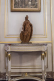 Musée des Arts Décoratifs. Salon La Ville de Bordeaux couronnée. Ce sont des maquettes en terre cuite de la fin du XVIIIème siècle des statues destinées (mais jamais exécutées) à orner le portail du Palais Rohan (aujourd’hui l’Hôtel de Ville), œuvres du sculpteur parisien A. Deschamps. Au-dessus,une aquarelle de Joseph Basire, signée et datée J.Basire 1796, Le Palais Gallien, imposant amphithéâtre de l’époque des Severes (II siècle ap.J.C.)