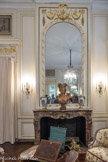 Musée des Arts Décoratifs. Salon de compagnie<br> Sur la cheminée, une terre cuite anonyme (fin XVIIIème siècle) représente La jeune Amérique et provient de l’hôtel Fenwick, premier consulat des Etats-Unis à Bordeaux. De part et d’autre, paire de vases chinois à la glaçure connue en Occident sous le nom de « sang de bœuf », découverte très tôt chez les Ming, elle sera développée sous les Quing (XVIIème et XVIIIème siècles). Ce type de décor n’était pas destiné à l’exportation. Monture de bronze européenne du XIXème siècle.