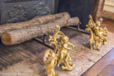 Musée des Arts Décoratifs. Salon de compagnie<br> Dans la cheminée, paire de chenets, bronze ciselé et doré au mercure d'origine, époque Louis XV. Deux putti sur terrasse rocaille symbolisent, par leurs attributs, les Arts.