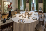 Musée des Arts Décoratifs. La salle à manger.<br> Ancienne salle à manger de l’hôtel de Lalande, la pièce a conservé les boiseries et la colonne de faïence de son poêle d’origine ; elle est éclairée par un lustre du XVIIIe siècle à pendeloques de verre taillé qui portent le monogramme jésuite : J. H. S.
La salle à manger commence à se généraliser en France vers la fin du XVIIIe siècle ; auparavant, des tables sont dressées sur des tréteaux dans les chambres et les antichambres. Cette pièce présente de la faïence et de la porcelaine fabriquée à Bordeaux au cours du XVIIIe siècle et au début du XIXe siècle, une armoire bordelaise spécialement conçue pour meubler une salle à manger et de l’orfèvrerie de maîtres bordelais du XVIIIe siècle.
Le mobilier bordelais du XVIIIe siècle, la plupart du temps sans estampille, se caractérise par l’utilisation des bois exotiques dont l’acajou, comme dans d’autres villes portuaires. Prêt de la table dressée, une petite table servantes en acajou, rafraîchissoir, destinée à tenu au frais les bouteilles dans les deux seaux remplis d'eau froide ou de glace, était conçue pour être placée près des convives attablés car elle facilitait le service.