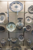 Musée des Arts Décoratifs. La salle à manger.<br> La faïence stannifère est une poterie rendue imperméable par l’émail opaque à base d’oxyde d’étain dont on la recouvre et qui reste blanc à la cuisson. Le décor; peint de couleur composée d’oxydes métalliques est posé sur l’émail cru. À Bordeaux, on ne pratique que la technique du « grand feu », cuisson à haute température. La plupart des pièces proviennent de la manufacture Justin, créer et à Bordeaux en 1714 par Jacques Justin, seul faïencier par privilège royal jusqu’en 1762. De 1762 à 1850, d’autres manufactures s’établirent, dont la plus important est celle de Boyer.