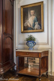 Musée des Arts Décoratifs. La salle à manger.<br> Console servante, aux côtés concaves, meubles d’ébénisterie bordelaise de la fin du XVIIIe siècle.