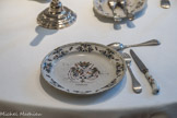 Musée des Arts Décoratifs. La salle à manger.<br> Sur la table, pièces des différents services commandés par la chartreuse de Bordeaux à la manufacture Justin, entre 1730 et 1750 environ, porte l’inscription latine abrégée « Cartus Burdig » (Chartreuse de Bordeaux), surmontée des armes des deux hommes d’église qui ont doté ce couvent au XVIIe siècle, le cardinal François de Sourdis et le chartreux Blaise de Gasq.P