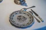 Musée des Arts Décoratifs. La salle à manger.<br> Sur la table, pièces des différents services commandés par la chartreuse de Bordeaux à la manufacture Justin, entre 1730 et 1750 environ, porte l’inscription latine abrégée « Cartus Burdig » (Chartreuse de Bordeaux), surmontée des armes des deux hommes d’église qui ont doté ce couvent au XVIIe siècle, le cardinal François de Sourdis et le chartreux Blaise de Gasq.P