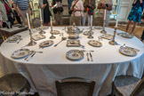 Musée des Arts Décoratifs. La salle à manger.<br> Sur la table dressée : un pot à oille, apparu à la cour de Louis XIV pour contenir les ragoûts et bouillons à la mode espagnole ou française (l’oille de Madame de Sévigné (1673); petit pot à oille, flambeaux, pichet à vin couvert, plat, jatte, huilier-vinaigrier, salières, pelle à poisson, cuillers à ragoût, louche et couverts à modèle uni plat et modèle au filet l’entourent.