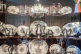 Musée des Arts Décoratifs. La salle à manger.<br> La grande armoire, laissée ouverte au moment des repas, fait office de présentoirs dans sa partie supérieure. C’est la pièce majeure du mobilier par sa taille et sa double destination : présentation et buffet bas pour le rangement ; celle-ci est de style Louis XV et réalisée en acajou « de Cuba » dans le deuxième quart du XVIIIe siècle.