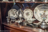 Musée des Arts Décoratifs. La salle à manger.<br> L'orfèvrerie est un témoignage important de la richesse de la ville au XVIIIe siècle ; Bordeaux est un centre actif où œuvrent une cinquantaine de maîtres : beaucoup de pièces sont utiles au service des boissons coloniales, introduites dans la plupart des villes portuaires. Une timbale et une tasse à vin, au large ombilic bombé qui reflète la lumière.