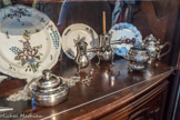 Musée des Arts Décoratifs. La salle à manger.<br> Une cafetière et une chocolatière, sucriers et pinces à sucre.
