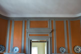 Musée des Arts Décoratifs. Première antichambre<br> Aux murs : deux plats décoratifs en camaïeu bleu, au décor rayonnant. Au-dessus de la virine de gauche : grand plat octogonal « au panier fleuri » en camaïeu bleu, XVIIIème siècle. Au-dessus de la virine de droite : grand plat rond, vers 1720, de la célèbre fabrique des Guillibaud, décor dit 