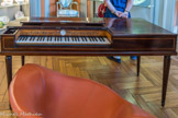 Musée des Arts Décoratifs. Première antichambre<br> Un piano forte des années 1790, en acajou de Cuba et exécuté par un facteur bordelais « Garnier jeune rue Bouffard n° 38 à Bordeaux », ainsi que l’indique une inscription imprimée sur papier mis sous verre rond, au-dessus du clavier.