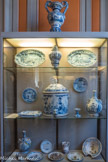 Musée des Arts Décoratifs. Première antichambre<br> Sur la première étagère, faïences à décor inspiré des pastorales mises à la mode par le roman l'Astrée, d’Honoré d’Urfé. - En bas, faïences populaires avec un plat à barbe qui présente un décor 