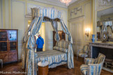Musée des Arts Décoratifs. Chambre Jonquille.<br> La cheminée et l'ensemble des boiseries de style Louis XVI proviennent de l’hôtel bordelais du raffineur Dudevant, c'est un salon de négociant ainsi que l’attestent les emblèmes du commerce sculptés dans les lambris face à ceux de la musique ; les attributs des Sciences et de l’Amour sont placés au- dessus des trumeaux de glace Seule la rosace centrale du parquet d’origine a été préservée Le lustre et la paire d’appliques néoclassiques sont du début du XIXe siècle.
Sur la cheminée, une pendule-squelette en lyre d’époque Louis XVI au cadran signé « Charles Bertrand » horloger de l’Académie royale des Sciences à Paris et de part et d’autre, deux vases en porcelaine de Chine, dynastie des Ming, XVIIe. Au fond, deux bibliothèques dont l’une porte l’estampille J. Popeel, vers 1780, présentent sur leurs étagères des livres reliés