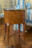 Musée des Arts Décoratifs. Chambre Jonquille.<br> Au chevet, une table en chiffonnière dont le premier tiroir est aménagé pour l'écriture, tablette mobile recouverte de cuir et trois casiers pour l’encrier, la boite à sable et les plumes. Marqueterie de bois de rose, filets clairs et teintés. Travail parisien de la seconde moitié du XVIIe siècle