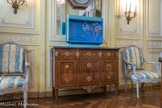 Musée des Arts Décoratifs. Chambre Jonquille.<br> Une commode marquetée, à tiroir de ceinture, est estampillée G. Cordié, vers 1775. De part et d'autre, chaises en cabriolet en hêtre sculpté et laqué estampillé LM. Pluvinet.