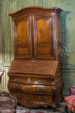 Musée des Arts Décoratifs. Salon vert.<br> Le scriban, de l’époque Régence, en acajou blond, est un superbe exemple de ce type de mobilier fonctionnel, très fréquent dans les intérieurs des négociants bordelais. Commode surmontée d’un secrétaire en pente et d’une bibliothèque, ce modèle-ci possède un remarquable système de serrurerie dit « à bascule », somptueusement traité en fer forgé dans la grande tradition bordelaise, enrichi d’effets de tige ondée