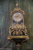 Musée des Arts Décoratifs. Salon vert.<br> Au mur, cartel sur son support en culot. Mouvement signé « Duhard à Bordeaux ». Bâti de sapin et de chêne. Marqueterie de laiton gravé dans la manière de Boulle, sur fond d’écaille de tortue « caret » et poirier noirci.
Décor de bronzes ciselés représentant des têtes de femmes emplumées ; le double visage de Janus - la jeunesse et la vieillesse - symbolisant le temps qui passe ; une allégorie de la Vigilance, sur la porte ; à l’amortissement, une Renommée. Epoque Régence