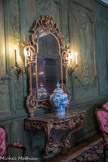 Musée des Arts Décoratifs. Salon vert.<br> La glace à double encadrement de bois doré et la console (Don Henri Cruse, 1928), que l'on peut dater de 1740, sont du même style. C’est pour cette raison que l’Association des Amis du Musée d’Art ancien stipula expressément, en donnant ce pied de table en 1932, qu’il soit placé dans ce salon de l’hôtel de Lalande.
Sur la console, potiche à couvercle emboîté, à décor de scènes et feuillages dans le style chinois en camaïeu bleu - Faïence stannifère de grand feu. Francfort. XVIIIe siècle