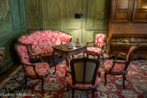 Musée des Arts Décoratifs. Salon vert.<br> De style Louis XV et bordelais, la série de fauteuils cabriolets et le canapé ottomane sont réalisés en noyer et proviennent de la famille des frères Labottière, célèbres éditeurs bordelais, on disait alors « libraire », qui firent construire en 1773 par Étienne Laclotte une des plus jolies maisons particulières de Bordeaux. Rappelons qu’Étienne Laclotte est également l’architecte de l’hôtel de Lalande dans lequel est aménagé de nos jours ce musée des Arts décoratifs.
Une table à cabaret, du milieu du XVIIIe siècle, témoigne à la fois du groupe bordelais pour les meubles portuaires en acajou et du style propre à ce mobilier, plateau de bois creusé en cuvette afin de dégager le rebord de pourtour, destiné à recevoir la vaisselle des boissons chaudes exotiques à la mode. Sur cette table, tasses de la compagnie des Indes et bougeoirs en bronze doré à décor de chien carlin et fleurs de porcelaine, Meissen, XVIIIe siècle.
La bergère en cabriolet, vers 1760, est réalisée elle aussi en noyer, le plus souvent réservé au mobilier bourgeois, elle est d’un provincialisme affirmé.