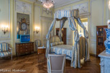 Musée des Arts Décoratifs. Chambre Jonquille.<br> Le mobilier d’origine parisienne date de l'époque Louis XVI, autour de 1775-1790. Au milieu, le lit à la polonaise est un modèle très élégant d’époque Louis XVI. Les deux chevets, les traverses et le baldaquin en bois mouluré et sculpté laqué crème, sont décorés d’un nœud de ruban plissé II porte sept fois l’estampille de L M Pluvinet Louis-Magdeleine Pluvinet est reçu maître en 1775. Sur la glace, un baromètre octogonal, au cadre sculpté de perles et de palmettes ; le décor du fronton répond à celui du trumeau de la glace en vis à vis Epoque Louis XVI.