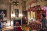 Musée des Arts Décoratifs. Chambre garance aux toiles de Beautiran.<br> L’armoire en encoignure est e acajou de Cuba. Exemple très réussi, réalisé par un menuisier bordelais, d’un décor néoclassique (urnes, frise de feuilles d’eau) sur une structure Louis XV (pieds cambrés, couronnement en chapeau de gendarme ». Bordeaux, XVIIIe siècle. Tricoteuse ou vide-poches en acajou. Petit meuble volant dont le plateau supérieur en creux permet indifféremment de servir de « vide-poches » vous de poser en vrac les accessoires de couture. Fin XVIIIe siècle. Fauteuil en cabriolet en noyer naturel sculpté de bouquets assemblés de toutes fleurs, en fort relief et au savoureux naturalisme. Bordeaux, vers 1760. Sa garniture est faite d’une toile de Beautiran au sujet « dites merci ou le retour du bon père ». Sur la cheminée : le fleurier ovale a un beau décor polychrome à la rose avec renoncule, fleurettes et papillon. Faïence stannifère. Bordeaux, milieu du XVIIIème siècle ; deux écuelles couvertes en étain : l’une, à gauche, à oreilles ornées d’un buste de vieillard barbu et prise en bouton plat au profil d’empereur lauré est au poinçon de Jean Paquin, vers 1736 , l’autre, à droite, à décor rocaille et prise en grenade éclatée, travail d’un maître bordelais non identifié, deuxième moitié du XVIIIème siècle. Paire de flambeaux, au décor de côtes torses, attribuée à Jean Fabreguettes. Elle porte sous le pied la marque Fin (pour étain fin). Deuxième moitié du XVIIIème siècle.