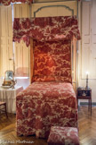Musée des Arts Décoratifs. Chambre garance aux toiles de Beautiran.<br> Lit « à l’ange » garni d’un ensemble très complet de toiles peintes provenant de la manufacture de « J. P. Meillier et compagnie Beautiran », active de 1797 à 1832. Il agit d’un coton imprimé en  rouge garance intitulé « l’art d’aimer ou l’agréable leçon », sujet inspiré d’un tableau de Boucher.