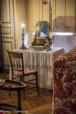 Musée des Arts Décoratifs. Chambre garance aux toiles de Beautiran.<br> La table juponnée présente des éléments pour servir à la toilette.
Un miroir à coffret de toilette. Meuble d’ébénisterie du milieu du XVIIIe siècle. Le décor de sa marqueterie et caractéristiques de la tradition hollandaise.
Un bassin de faïence stannifère, midi de la France, XVIIIe siècle.
Aiguière – casque en étain au poinçon du maître bordelais Joseph de Audet. Bordeaux, début du XVIIIe siècle. Au premier plan, tricoteuse ou vide-poches en acajou. Petit meuble volant dont le plateau supérieur en creux permet indifféremment de servir de « vide-poches » vous de poser en vrac les accessoires de couture. Fin XVIIIe siècle.
Écuelle couverte au poinçon du maître bordelais Antoine Coustanst. Appelées « bouillon », cette pièce de vaisselle est d’un usage personnel. On y buvait, dans sa chambre, au moment de la toilette, la première boisson du déjeuner qui correspond à notre petit déjeuner. Fin XVIIe – début XVIIIe siècle.