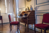 Musée des Arts Décoratifs. Chambre garance aux toiles de Beautiran.<br> Par contre, la commode – scribanne, également en acajou et bordelaise, est marquée par l’adoption de style Louis XVI très marqué : pieds en gaine et strict décor de cannelures. Bordeaux, XVIIIe siècle. Un flambeau, d’un modèle Louis XV. Etain marqué « Fabreguettes à Bordeaux » pour Jean Fabreguettes, deuxième moitié du XVIIIème siècle. Deux bouquetières d’applique. Faïence stannifère. Martres-Tolosanne, seconde moitié du XVIIIème siècle. Petite pendule-borne, en bronze doré. Epoque Louis XVI. Petite pendule-borne, en bronze doré. Epoque Louis XVI.