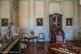 Musée des Arts Décoratifs. Salon bordelais.<br> De style Louis XVI tardif, marqué par le goût néoclassique, les boiseries fines et raffinées provenant de l’hôtel du cordier Ravezies, différent sensiblement de celle du salon jonquille dont la sculpture est plus épaisse et conventionnelle. Des motifs d’athénienne et de cassolette fumante alternent avec de frêles guirlandes de fleurs « au naturel ». Au milieu de ces lambris, que vient compléter un parquet en chêne du XVIIIe siècle, ce salon présente l’évocation de ce que pouvait être un riche intérieur bourgeois bordelais XIXe siècle, marqué par la prédilection pour des créations du XVIIIe siècle. Disposé sur la table à cabaret, le service à thé en porcelaine de Bordeaux a été offert par Madame Jacques Calvet en 1983 en souvenir de son mari qui fut à la fois collectionneur érudit et amateur d’art de goût exquis. La fontaine à eau chaude anglaise, placé à côté, élément indispensable du service du thé, est une pièce d’orfèvrerie.