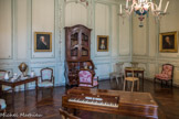 Musée des Arts Décoratifs. Salon bordelais.<br> Les meubles en acajou de Cuba sont les meubles les plus typiques de la production bordelaise. Ils datent tous les trois du XVIIIe siècle mais rappelons que ce genre de mobilier, sans doute parce que parfaitement adapté aux goûts et au sens du confort des bordelais, étaient encore fabriqués, et sans la moindre modification dans la décor, au début du XXe siècle. Les fauteuils cabriolet Louis XV sont recouverts de tissu imprimé en sérigraphie (atelier Subes, Saint Pandelon) d’après un modèle de papier peine bordelais de 1795 d’Edouard Duras, comme le fauteuil et deux chaises à la reine, à noyer ciré, au décor sculpté. Ces sièges sont des exemples de menuiserie bordelaise. Au mur, de gauche à droite : Portrait de Monsieur John Mac-Carthy, huile sur toile signée « A. Wertmüller, à Bordeaux 1799 ». John Mac-Carthy, né en Irlande épouse à Bordeaux Cécile Véronique O’Byrne, émigre à Hambourg durant la révolution française. Il revient à Bordeaux à la mort de son frère en 1715. Il meurt à Bordeaux en 1828.
Nés à Stockholm, Adolphe Ullrich Wertmüller vient à Paris où il travaille dans l’atelier de Vien. Après Lyon il arrive à Bordeaux en 1788. Il exécutera en très peu de temps dans cette ville plus de 50 portraits, le plus souvent dans le riche milieu cosmopolite des négociants protestants. Ces portraits scrupuleusement ressemblants y remportent un immense succès. Devant les incertitudes de la révolution, il rejoint les États-Unis où il mourra en 1811.
Portrait de Madame John Mac-Carthy, huile sur toile signée « A Wertmüller à Bordeaux 1788 ».
Portrait de David Skinner, huile sur toile signée A Wertmüller à Bordeaux 1788 ».