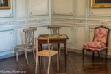 Musée des Arts Décoratifs. Salon bordelais.<br> De même, la table à jeu carrée brisée en angle, réalisée dans un bel acajou de Cuba, de style Louis XVI, est une pièce rare du mobilier de menuiserie bordelaise ; son décor de cannelures s’assortit à celui de la table à cabaret ainsi qu’à celui des deux chaises « voyeuses » pour homme, conçu pour observer le jeu mais à cheval, estampillé Nicolas Denis Delaisement, ébéniste parisien, reçu maître à Paris en 1776.