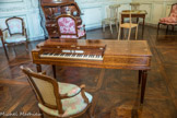 Musée des Arts Décoratifs. Salon bordelais.<br> Beaucoup plus rare et original est le piano-forte des années 1790, également en acajou de Cuba et exécuté par un facteur bordelais « Garnier jeune rue Bouffard n° 38 à Bordeaux », ainsi que l’indique une inscription imprimée sur papier mis sous verre rond, au-dessus du clavier.