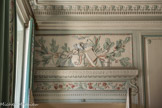 Musée des Arts Décoratifs. Salon bordelais.<br> Au-dessus des portes des trophées du commerce, motifs très courant à Bordeaux, nous l’avons déjà vu, ont pour pendant les rustiques attributs du chasseur, goût du propriétaire ou tendance de la fin du siècle qui prône le retour de la nature.