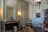 Musée des Arts Décoratifs. Salon bordelais.<br> C’est dans le plus noble et le plus vaste salon de l’étage, éclairé par les trois fenêtres centrales de la façade qu’a été replacé le plus bel ensemble de meubles bordelais entourés des boiseries acquises par la ville en 1925. Le motif néoclassique des trépieds fumants se retrouve sur les montants de la cheminée en marbre noir et blanc qui date des premières années du XIXe siècle. La paire d’appliques en bronze doré est d’époque Louis XVI ; comme, sur la cheminée, la pendule-portique en marbre surmonté de l’aigle d’Autriche dont le cadran est signé « Béliard à Paris ». Elle est entourée de deux groupes en terre cuite claire de Cyflé de la faïencerie de Toul : « l’oiseau vivant » et « l’oiseau mort », datant de la deuxième moitié du XVIIIe siècle.