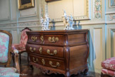 Musée des Arts Décoratifs. Salon bordelais.<br> La belle commode à la traverse inférieure ajourée sculptée de coquille, rocailles et fleurs, sur petits pieds enroulés décorés d’acanthes. Sur la commode, deux groupes de quatre personnages symbolisant les saisons. Porcelaine du XVIIIe siècle.