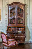 Musée des Arts Décoratifs. Salon bordelais.<br> Le monumental scriban, tout à la fois commode, secrétaire à secret et bibliothèque. Sur l'abattant, un encrier en porcelaine de Chine du XVIIIe siècle.