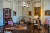 Musée des Arts Décoratifs. Salon bordelais.<br> La harpe à pédales du luthier Cousineau à Paris à un décor peint de rinceaux fleuris polychromes sur fond de bois naturel ; inscriptions peintes sur la table d’harmonie : « Cousineau père et fils luthier à Paris » 1790 – 1800.