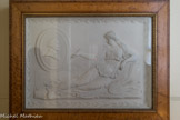 Musée des Arts Décoratifs.<br> Pierre Lacour (Bordeaux, 1745 – 1814) est le plus célèbre peintre bordelais de la fin du XVIIIe et du début du XXe siècle. Élève de Vien à Paris, il obtient le second prix de Rome ; quand il revient d’Italie en 1774, il se fixe définitivement à Bordeaux. Membre de l’académie, directeur de l’école de peinture, il est aussi le premier conservateur du musée des Beaux-Arts de Bordeaux qui conserve aujourd’hui la plupart de ces œuvres. Il est le grand représentant du néoclassicisme à Bordeaux.
Projet du tombeau de Pierre Lacour au cimetière de la chartreuse à Bordeaux : une femme symbolisant la peinture achève de tracer le médaillon en profil de Pierre Lacour qu’encadre l’inscription : « Pierre Lacour né à Bordeaux le 15 avril 1745, mort le 28 juillet 1814 ». Souligné de « Il fut peintre habile et homme de bien ». Bas-relief en plâtre dû au sculpteur Florent Bonino d’origine turinoise, mais actif à Bordeaux au début du XIXe siècle.