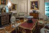 Musée des Arts Décoratifs. Salon Cruse-Guestier<br> Avec ses meubles de marqueterie du XVIIIe siècle, ses candélabres et ses pendules, dont le superbe cartel rocaille, en bronze doré, ses lourdes potiches chinoises et ses portraits de famille, le salon Cruse-Guestier est typique d'un certain idéal de vie et des goûts de la riche bourgeoisie négociante de Bordeaux dont faisaient partie Georges Guestier et son épouse, née Marguerite Cruse
Passionnés de chasse à courre et de chevaux, ils surent apprécier tout particulièrement la petite statuaire animalière. Fauves, lièvres, groupes de cervidés, chiens d'arrêt, chevaux... dix-sept pièces en bronze de Barye sont exposées dans la vitrine murale.
Louis Antoine Barye (1796-1875) comme sculpteur a dérangé la statuaire traditionnelle en donnant une place primordiale à l’animal, non pas traité comme une figure antique et noble mais comme un être vivant parfois féroce : Elan surpris par un lynx ou lion luttant contre un serpent. Une importante série de sièges, au même décor d'entrelacs, pilastres et cannelures, peut être datée vers 1780, réalisée en noyer laqué blanc et or, elle est vraisemblablement l'interprétation locale d'un modèle créé à Paris.