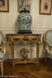 Musée des Arts Décoratifs. Salon Cruse-Guestier<br>La console en sapin sculpté et doré, meuble de menuiserie régionale, présente un décor de petites fleurs organisées en lourdes guirlandes formant des festons sous la ceinture, jaillissant du vase en bouquet et reliant la panse à l’entretoise. Une potiche chinoise.