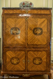 Bordeaux. Musée des Arts Décoratifs.<br> Le secrétaire à abattant estampillé L. C. PIERRE et la commode à tiroirs de ceinture, sont deux meubles d’ébénisterie parisienne des années 1770, caractéristiques du style Transition Louis XV-Louis XVI