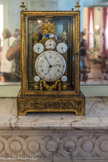Musée des Arts Décoratifs. Salon des porcelaines.<br> Pendule astronomique, en bronze doré, marquée « Martinet à Londres », vers 1780.