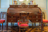 Musée des Arts Décoratifs. Salon des porcelaines.<br> Le meuble situé sous la glace, faisant face à la cheminée est un important secrétaire à cylindre, en acajou de Cuba, milieu du XVIIIe - début XIXe siècle. Sa robustesse, son fonctionnalisme et la sévérité de son style Louis XVI en font un exemple très représentatif de ce type de mobilier bordelais. 
Il porte une paire de cache-pots sur contre-pots en porcelaine de Bordeaux. Manufacture des Terres de Bordes, entre 1787 et 1790, marqué aux deux V dorés. Les pieds antérieurs des chaises terminés par des griffes